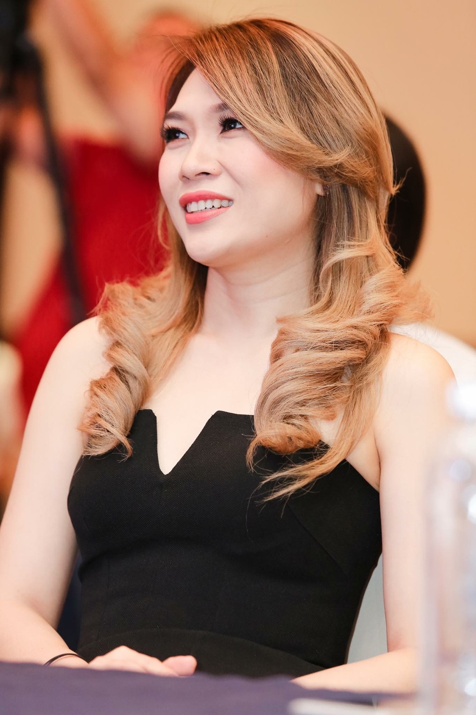 Hoa hậu Kỳ Duyên vào bếp, Hồ Ngọc Hà vi vu trời Tây - 5 Mỹ Tâm xuất hiện sau những ồn ào về bản quyền. Trả lời những câu hỏi về chuyện thị phi xung quanh mình, cô chia sẻ một phần bài phỏng vấn trả lời về việc này: Đã làm về cái nghề này, bắt buộc Tâm phải chấp nhận người ta nghĩ gì thì nghĩ, còn không thích thì đừng làm. Nếu hỏi ngược khán giả: Tại sao anh chị lại quan tâm đến đời tư Tâm làm gì? thì vô duyên quá. Người ta sẽ hỏi lại ngay: Ai mượn chị làm ca sĩ, làm người của công chúng làm gì?