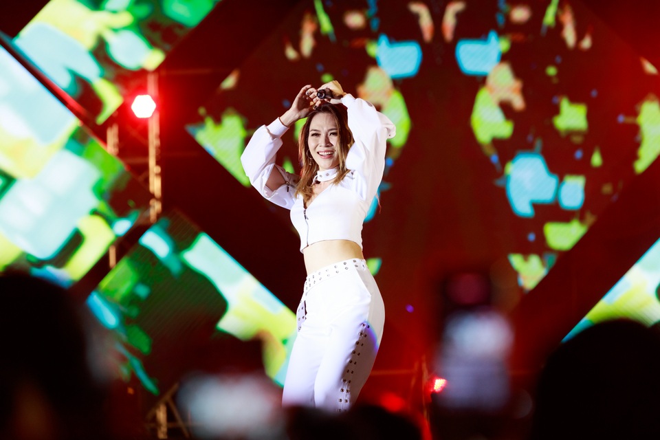 Sự nồng nhiệt của người hâm mộ càng làm nữ ca sĩ biểu diễn sung hơn khi càng về cuối chương trình. Để đáp lại tình cảm của họ, cô quyết định biểu diễn thêm liên khúc “Xích lô”, gồm những bài hát quen thuộc, nằm ngoài kịch bản của chương trình.