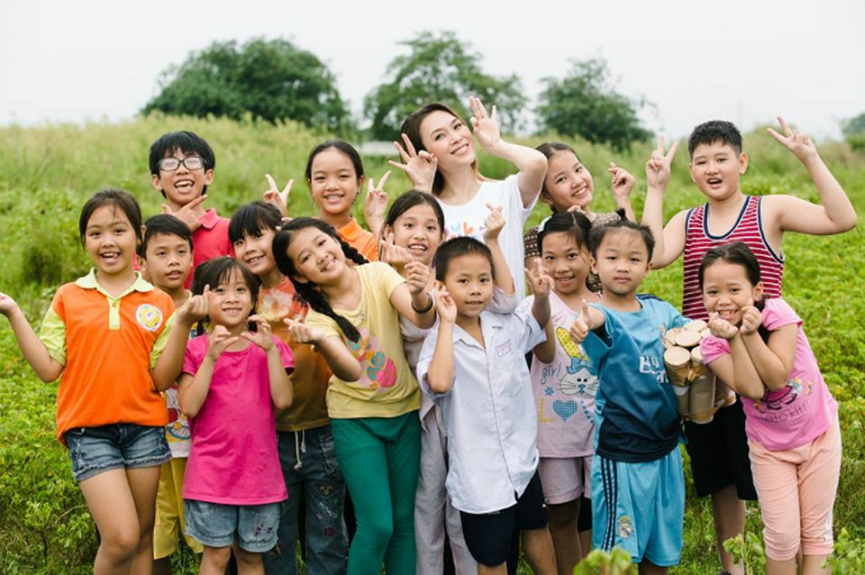 Chí Trung khoe ảnh cưới; Tự Long được gọi là “ông bố bỉm sữa” - 16 Mỹ Tâm vui vẻ chơi cùng các bé thiếu nhi và kêu gọi đóng góp cho quỹ từ thiện mang tên cô.