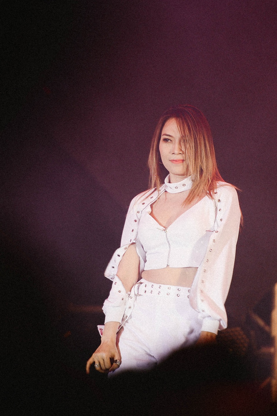 Diện trang phục gợi cảm, “Họa mi tóc nâu” biểu diễn hàng loạt những ca khúc hit gắn liền với tên tuổi trong thời gian qua như “Đâu chỉ riêng em”, “Nụ hôn bất ngờ”, “Hãy về với nhau”,...