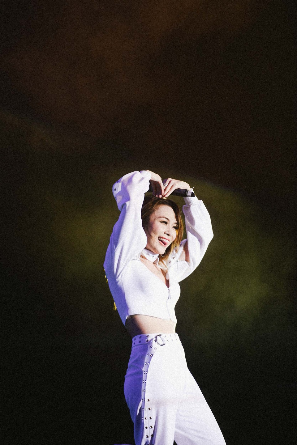 Bên cạnh những màn vũ đạo điêu luyện cùng giọng hát như “chiếm trọn trái tim người đối diện”, Mỹ Tâm còn làm nhiều người bất ngờ khi chia sẻ về nụ hôn đầu tiên của mình.