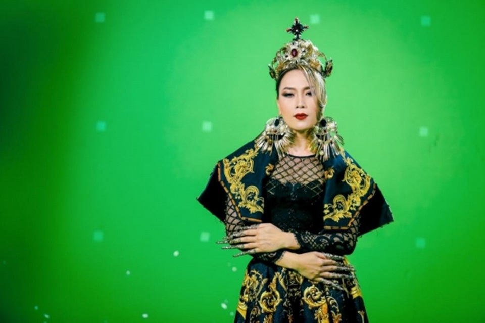 Trước nghi vấn của một số khán giả, nhạc sĩ Châu Đăng Khoa, người đảm nhận phần lời “Em thì không” thẳng thắn cho biết bản thân anh và Mỹ Tâm không hề có ý “đá xéo” bất kỳ ai.