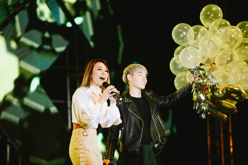 Ngoài những tiết mục đơn ca, Mỹ Tâm còn làm các fan hào hứng khi song ca với học trò Đức Phúc trong ca khúc “Ước gì”. Toàn bộ người yêu nhạc có mặt tại công viên Thống Nhất đã hòa giọng cùng nữ ca sĩ. Sự kết hợp của hai cô trò đã làm khán đài như nổ tung bởi đây là lần đầu cả hai cùng gởi đến khán giả Hà Thành một phần trình chung đặc biệt từ sau khi giọng ca “Ánh nắng của anh” lột xác ngoạn mục về nhan sắc cách đây không lâu.