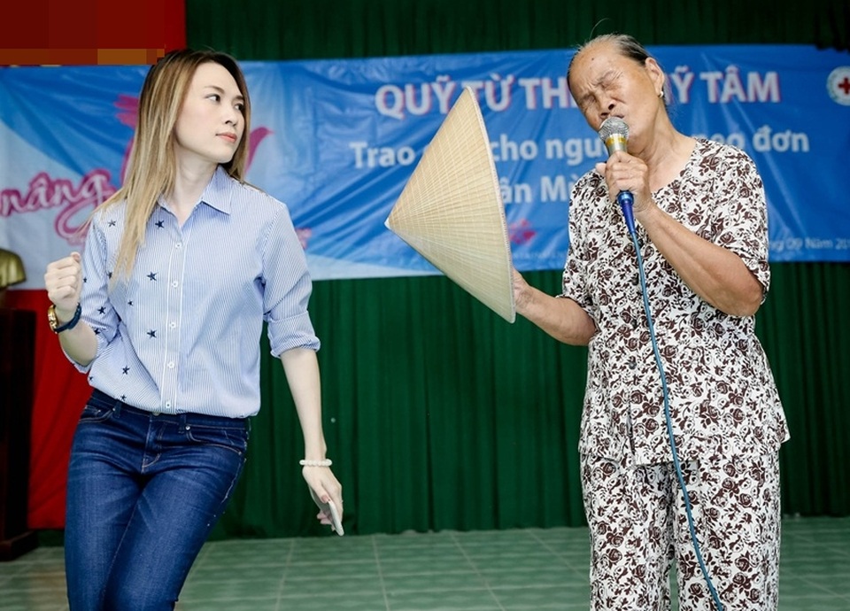 Nổi bật trong số đó là tiết mục ca hát bất ngờ của một bà cụ.