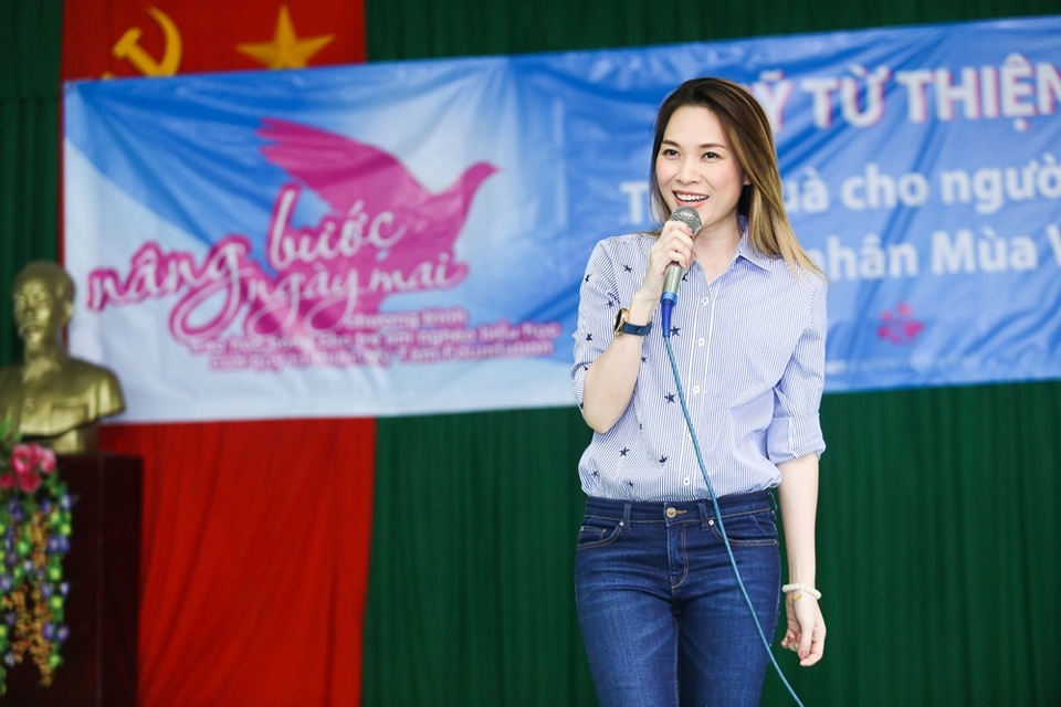 Ngoài phần tặng quà, Mỹ Tâm còn mang đến cho bà con những ca khúc theo yêu cầu như “Họa Mi Tóc Nâu”, “Dạ Cổ Hoài Lang”, “Người Tình Mùa Đông”.