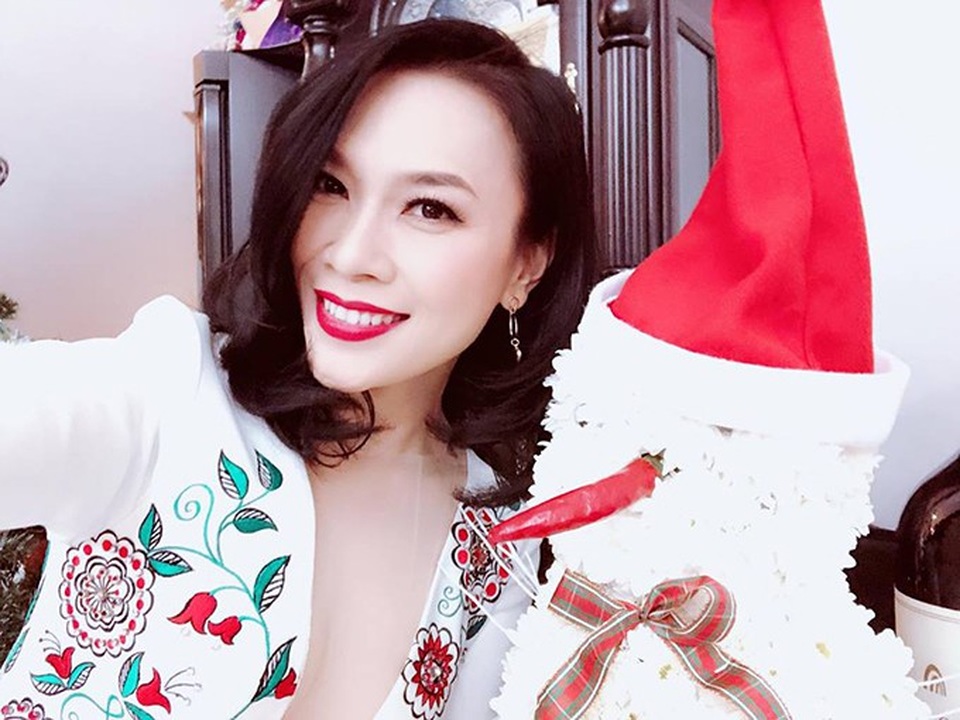Sao Việt chu du thế giới nhân dịp năm mới - 9 Mỹ Tâm bất ngờ hóa thành công chúa tuyết với bộ trang phục trắng muốt bên ông già Noel. Nữ ca sĩ chia sẻ: Năm nay cũng có cái hình với ông già tuyết của FC tặng dễ thương quá nè!.