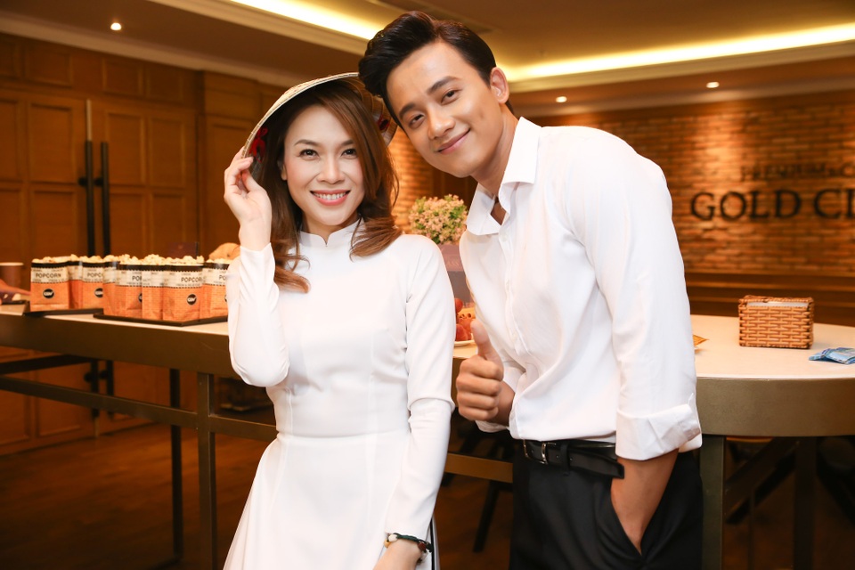 Mỹ Tâm thẹn thùng khi Mai Tài Phến hôn - 4 Mỹ Tâm hội ngộ người tình màn ảnh kén tuổi Mai Tài Phến trong buổi gặp gỡ khán giả. Cô dành nhiều lời khen cho Mai Tài Phến từ ngoại hình đến tài năng. Không thể phủ nhận, từ khi tham gia MV cùng Mỹ Tâm, tên tuổi của Mai Tài Phến càng được chú ý hơn.