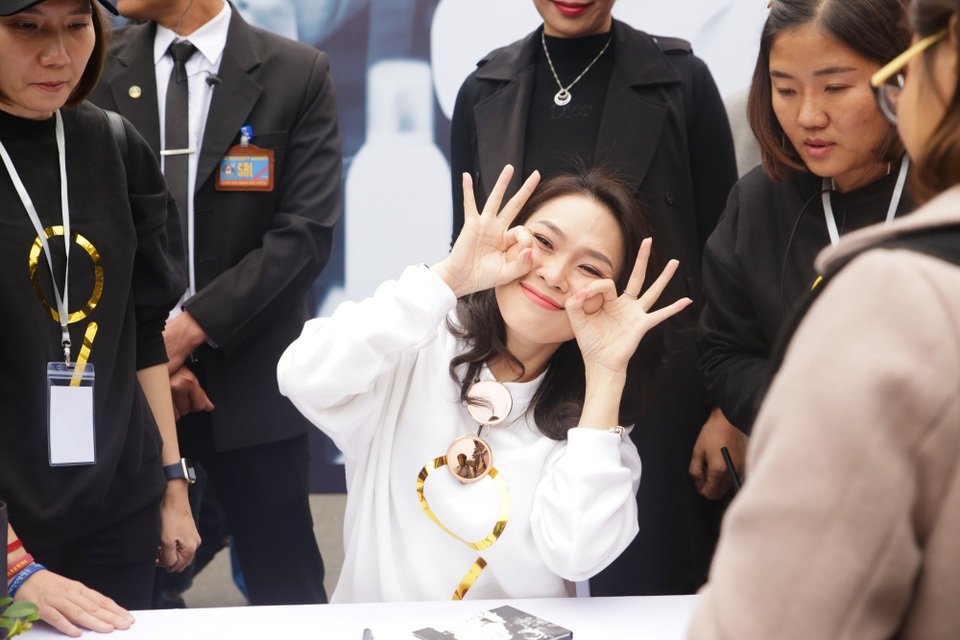 Mỹ Tâm: “Tôi đang yêu nhiều hơn, chưa từng bánh bèo như vậy” - 1 Mỹ Tâm chia sẻ, cô đang trải qua những ngày đong đầy cảm xúc, yêu nhiều hơn vì những tình cảm của khán giả.