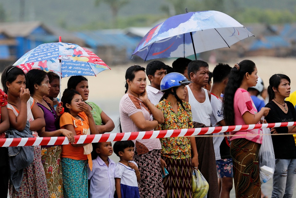 Myanmar tìm thấy 29 thi thể nạn nhân vụ máy bay rơi - 6 Gia đình các nạn nhân đứng trên bờ chờ tin tức người thân.