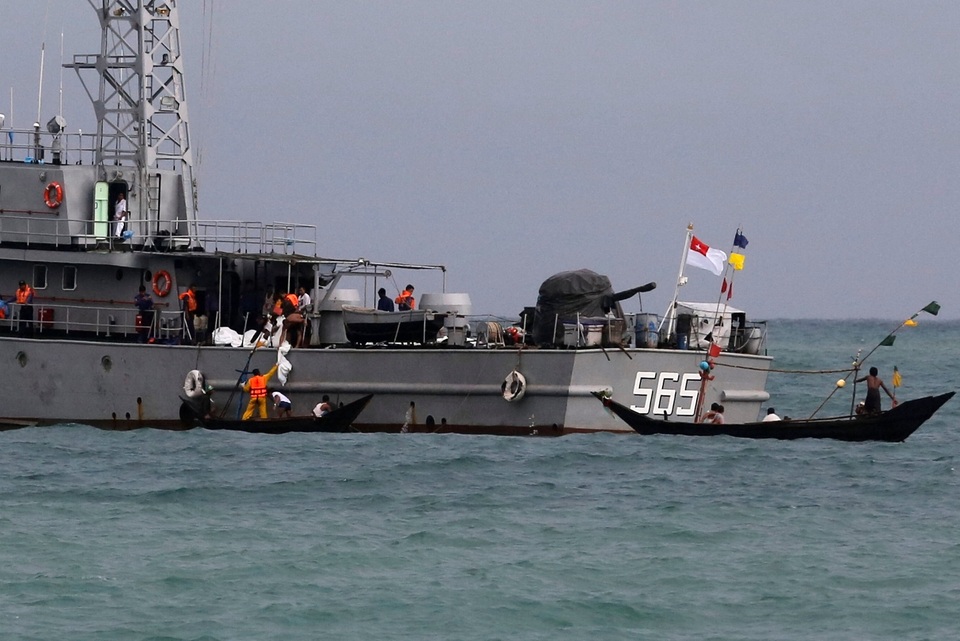 Myanmar tìm thấy 29 thi thể nạn nhân vụ máy bay rơi - 7 Các thi thể được chuyển từ tàu hải quân sang tàu cỡ nhỏ hơn để đưa vào bờ.