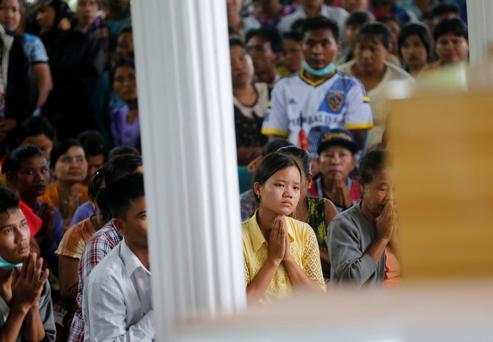 Lễ tang đẫm nước mắt của các nạn nhân vụ rơi máy bay Myanmar - 4 Cô Aye Aye cho biết 5 người trong gia đình cô đã thiệt mạng trong vụ rơi máy bay tại Myanmar. “Tôi không thể ngủ được khi tôi nghe tin tức về họ. Tôi không biết nói gì vào lúc này. Chúng tôi quá đau buồn”, cô Aye nói.