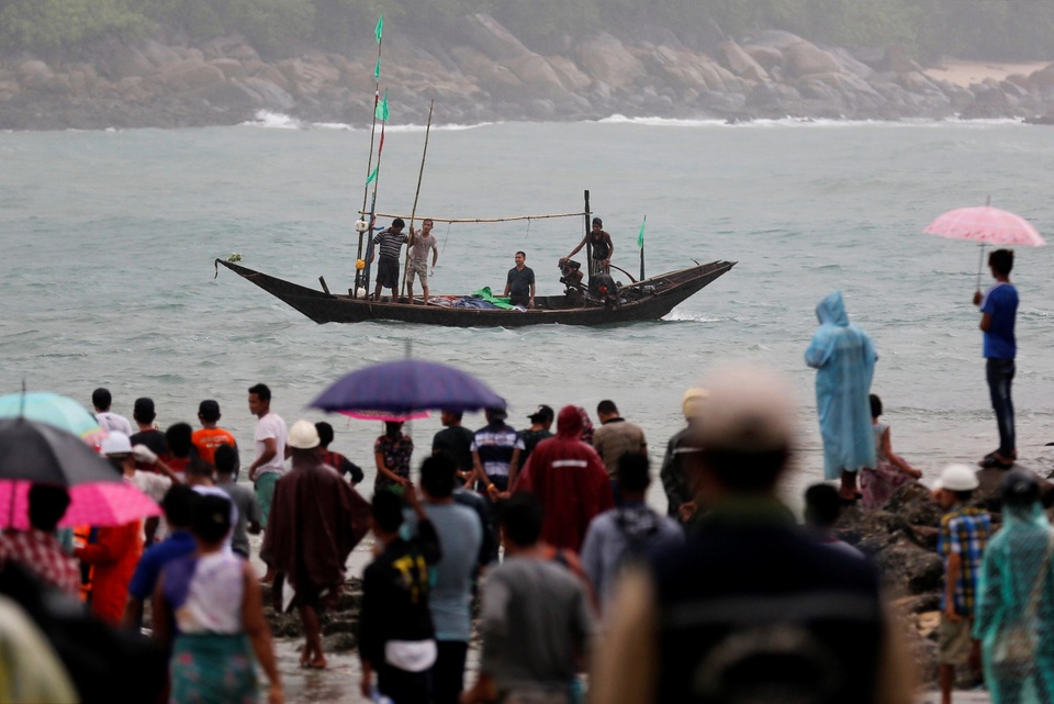 Myanmar tìm thấy 29 thi thể nạn nhân vụ máy bay rơi - 10 Các ngư dân địa phương tham gia tìm kiếm cùng lực lượng cứu hộ.