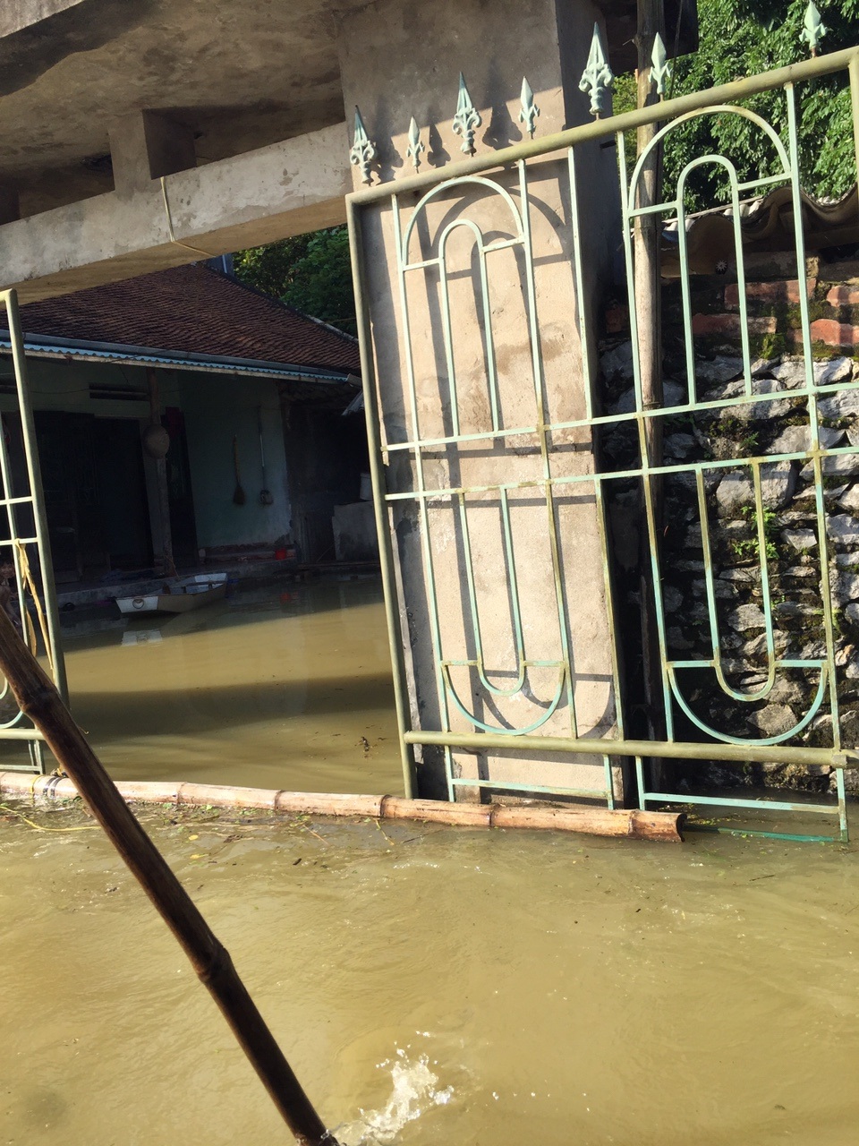 Nhiều làng xã Hà Nội chìm trong biển nước - 12
Nước phong tỏa khu dân cư thôn Phú Hiền, xã Hợp Thanh, huyện Mỹ Đức