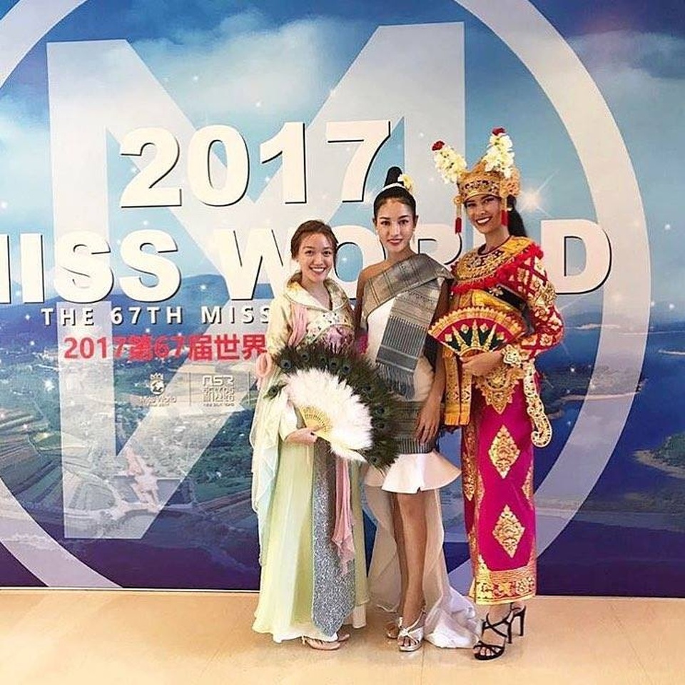 Những hình ảnh đầu tiên của Mỹ Linh tại cuộc thi Hoa hậu Thế giới 2017 - 21
Từ trái sáng: Hoa hậu Hồng Kong, Hoa hậu Lào và Hoa hậu Indonesia.