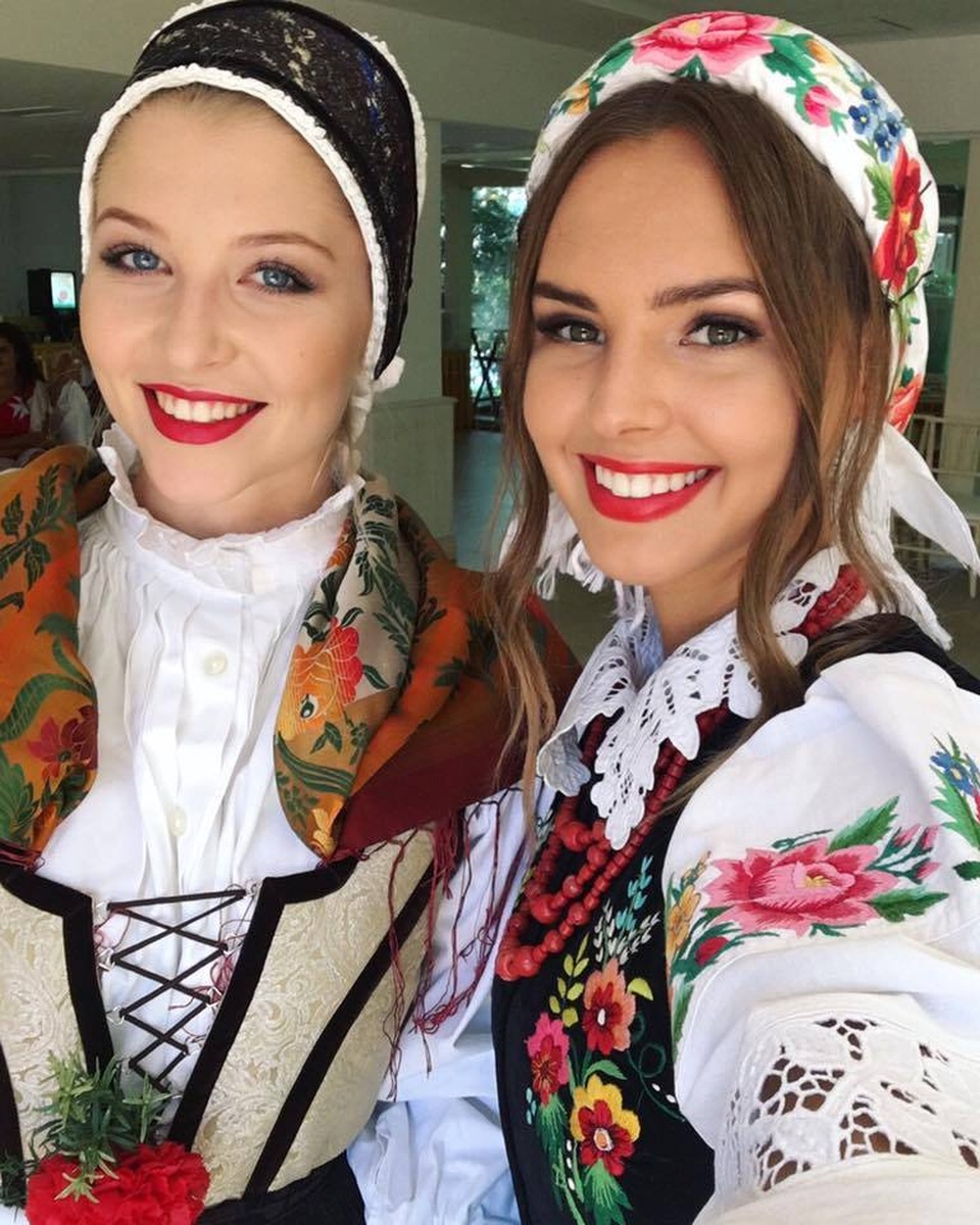 Những hình ảnh đầu tiên của Mỹ Linh tại cuộc thi Hoa hậu Thế giới 2017 - 27
Hoa hậu Slovenia (trái) và Hoa hậu Ba Lan