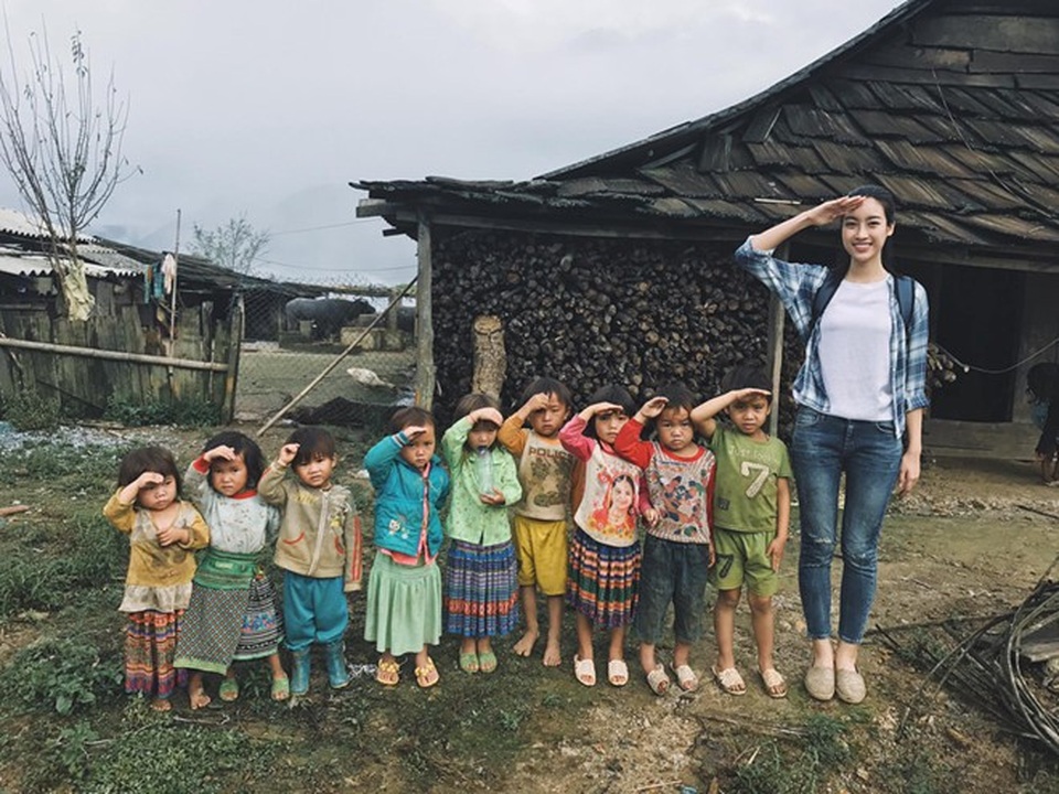 Đỗ Mỹ Linh lọt Top 5 Hoa hậu Nhân ái, vào thẳng top 40 của Miss World 2017 - 1
Mỹ Linh của Việt Nam hiện nằm trong Top 5 của Hoa hậu Nhân ái tại Hoa hậu Thế giới 2017.