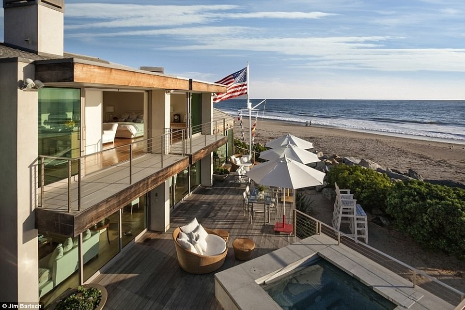 
MC nổi tiếng Ellen DeGeneres vừa chi ra 18,6 triệu USD để tậu một ngôi nhà mới ở bãi biển Carpinteria gần Los Angeles
