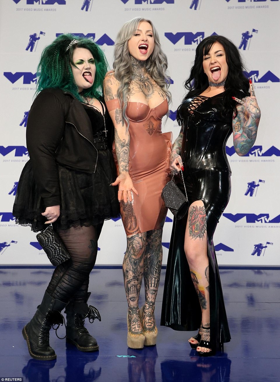 Những thảm họa thời trang tại lễ trao giải VMA - 10
3 cô gái của show truyền hình ăn khách Ink Master: Angels đều bị chê mặc xấu