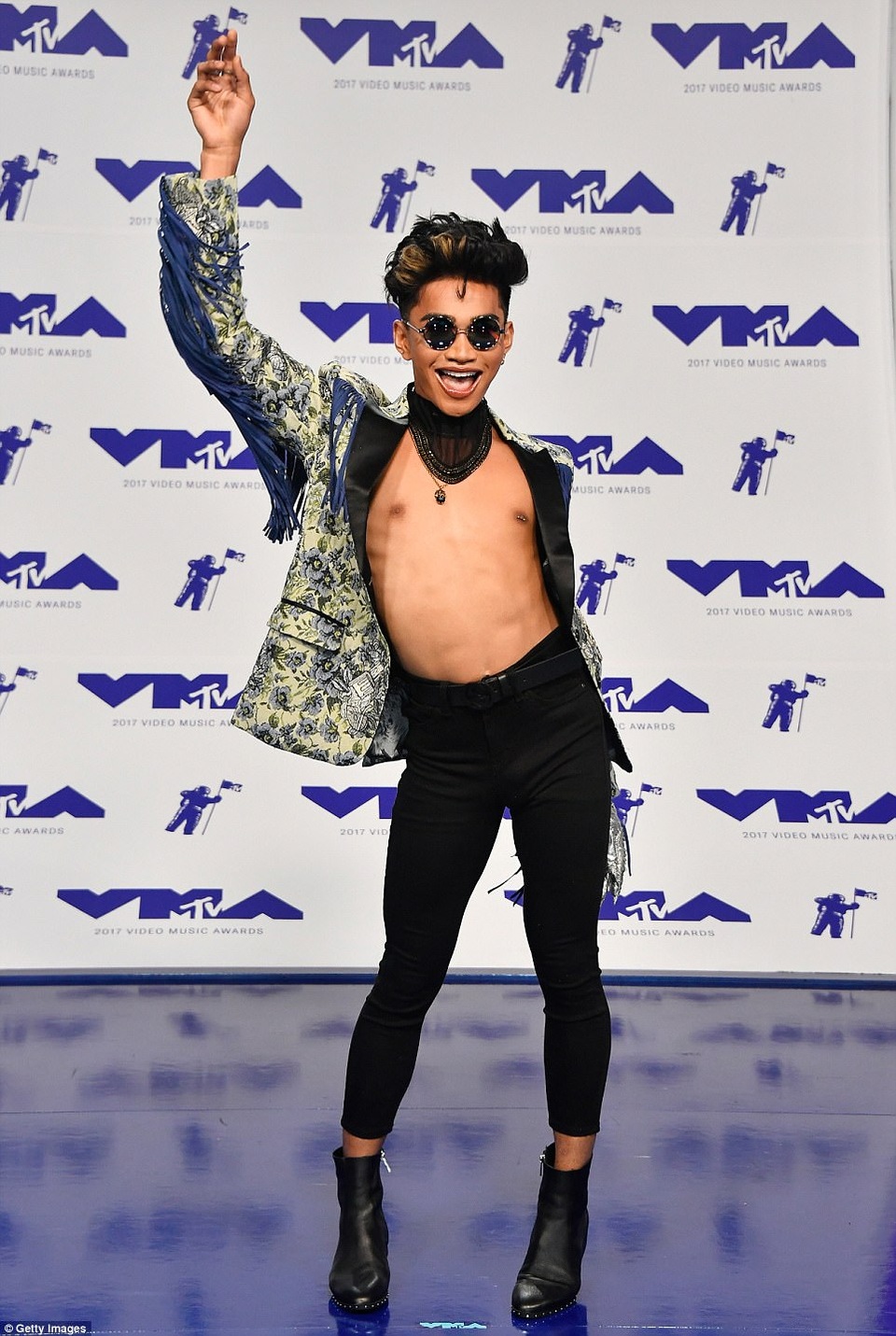 Những thảm họa thời trang tại lễ trao giải VMA - 13
YouTube star Bretman Rock