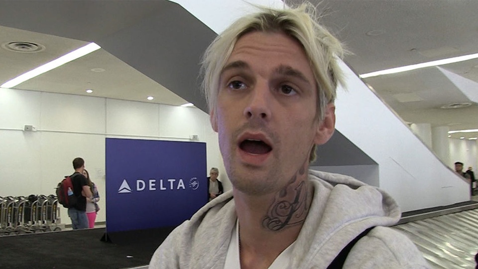 Aaron Carter cắt quan hệ với anh chị em - 7
TMZ đưa tin gia đình Aaron Carter tin rằng anh này nên đi khám bệnh tâm thần sau khi Aaron cố gắng tìm mua súng và đe dọa các thành viên trong gia đình. Gần đây Aaron cũng bị liên quan tới 1 vụ tai nạn ô tô nhưng may mắn không bị thương.