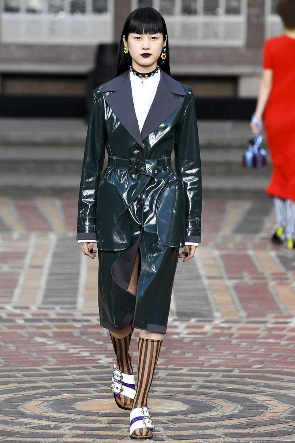 Quần áo... nhựa được lăng xê tại các tuần lễ thời trang - 7
Kenzo