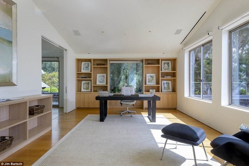 
Phòng làm việc ngập tràn ánh nắng.
