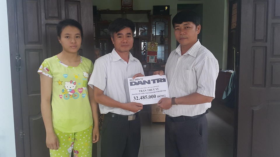 Hơn 32 triệu đồng đến với nữ sinh học giỏi mắc bệnh ung thư máu - 1
Thúy Vi và bố (ở giữa) nhận tiền hỗ trợ của bạn đọc