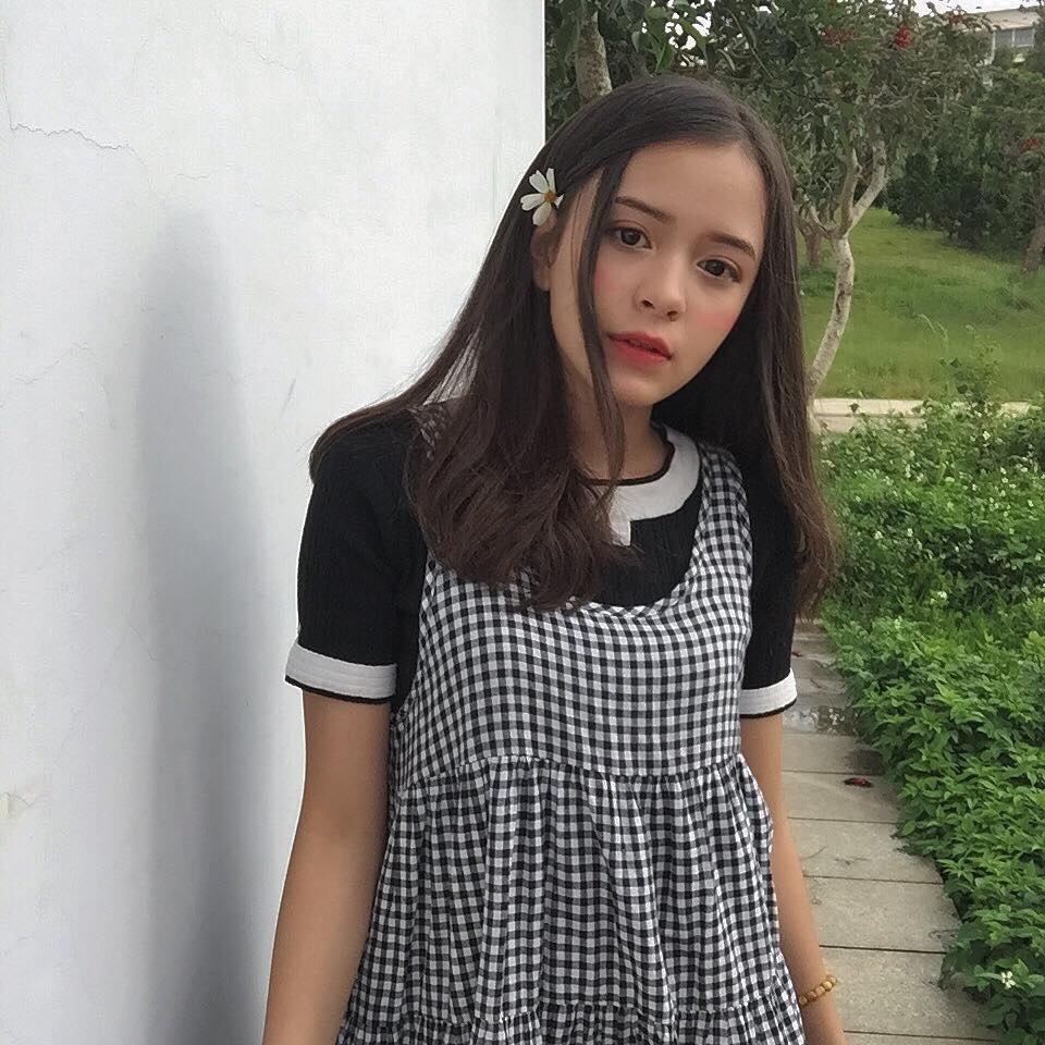 Gặp nữ sinh 17 tuổi xinh đẹp mang dòng máu lai trên mảnh đất Đà Lạt - 9 Na Tây cũng bật mí rằng: “Tết này em được mời tham gia một bộ phim tình cảm ngắn được quay tại Đà Lạt. Còn trong tương lai xa, em chưa có dự định gì lớn cả, chỉ theo đuổi, nuôi đam mê mỗi ngày, tới đâu thì em sẽ nắm bắt cơ hội tới đó”.
