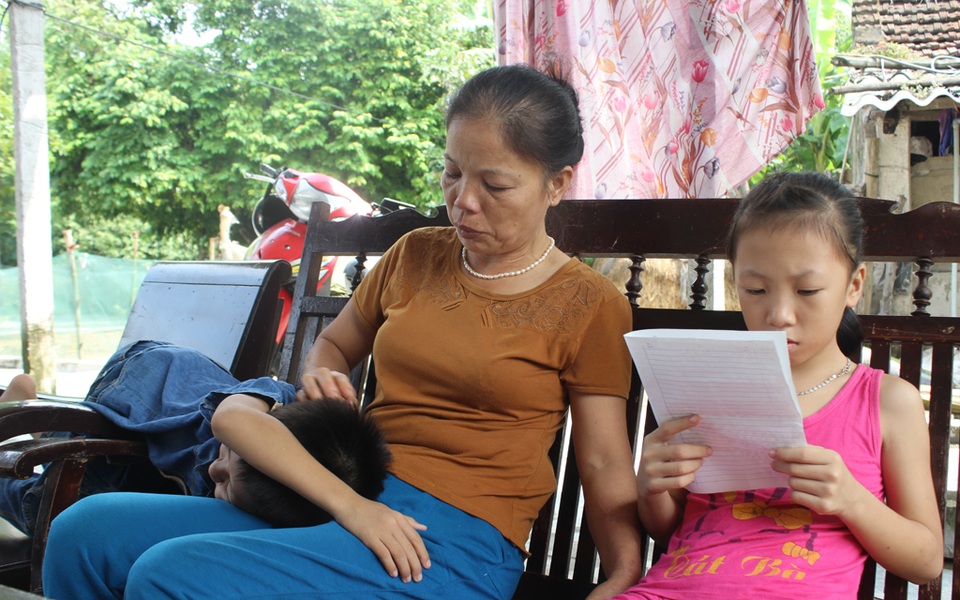 Xót thương 2 đứa trẻ có mẹ mất vì ung thư, cha mất vì tai nạn giao thông - 6 Cháu Duy và Na vẫn hồn nhiên vui bên cạnh người bà.