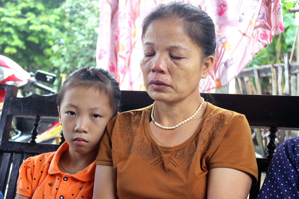 Xót thương 2 đứa trẻ có mẹ mất vì ung thư, cha mất vì tai nạn giao thông - 4 Bà Lan kể về cuộc đời mình khi nào cũng rơi nước mắt sầu.