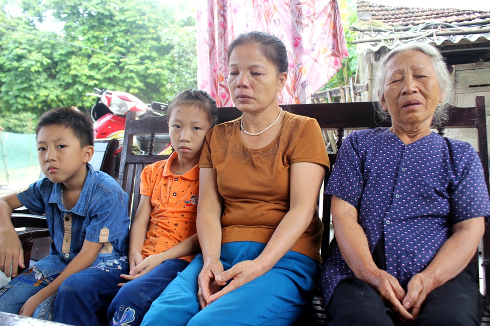 Xót thương 2 đứa trẻ có mẹ mất vì ung thư, cha mất vì tai nạn giao thông - 2 Hai đứa con nhỏ và bà mẹ chồng đã già không còn làm được gì. Một mình bà Lan cáng đáng nên quanh năm luôn thiếu thốn đủ thứ.