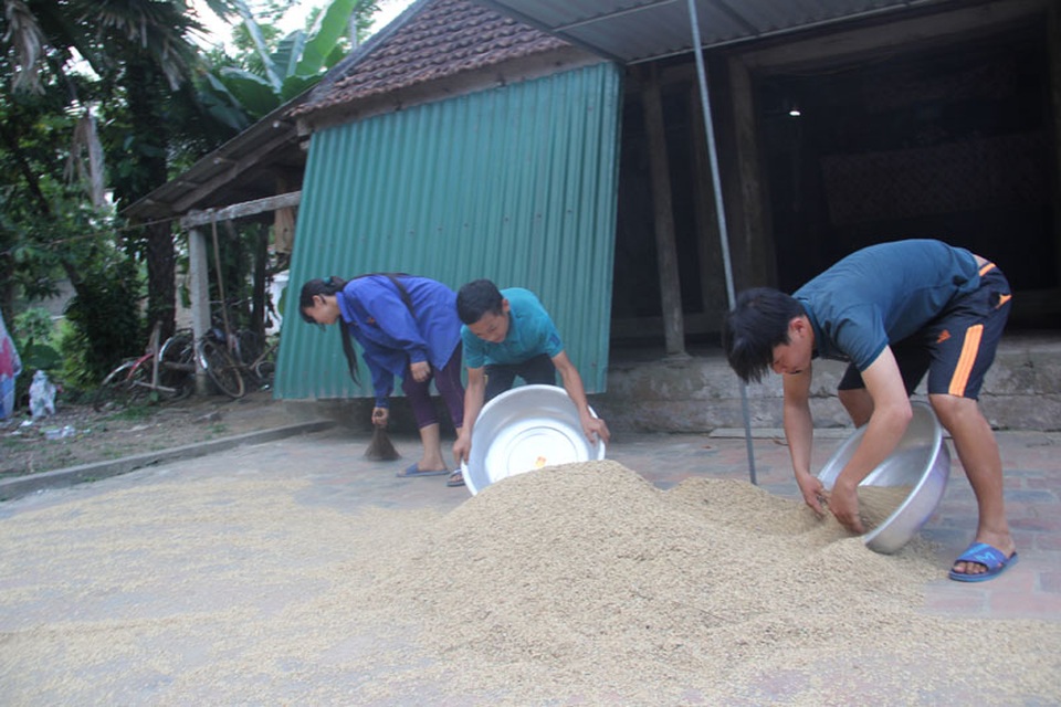 Trao hơn 50 triệu tới 3 anh em mồ côi lần lượt phải bỏ học - 1 Mồ côi cả cha lẫn mẹ, 3 anh em Nhân phải tự lo cho cuộc sống của mình.