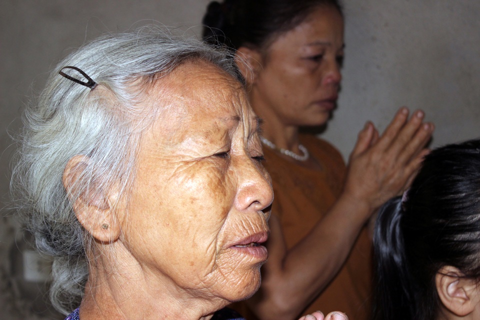 Xót thương 2 đứa trẻ có mẹ mất vì ung thư, cha mất vì tai nạn giao thông - 3 Bà Vượng đã ngoài 75 tuổi cũng sống dựa vào người con dâu. Ở cái tuổi đáng lẽ được nghỉ ngơi, song bà vẫn phải chứng kiến cảnh chắt mồ côi cả cha lẫn mẹ.