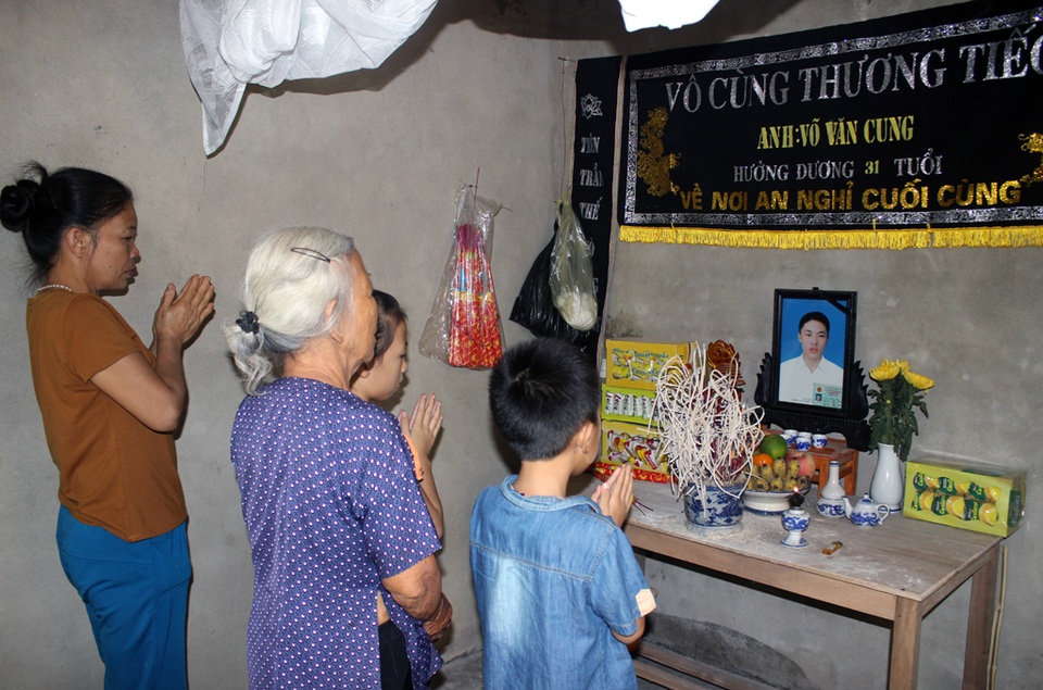 Xót thương 2 đứa trẻ có mẹ mất vì ung thư, cha mất vì tai nạn giao thông - 10 Trước bàn thờ người con, người cháu bà Lan, cụ Vượng và hai cháu Na - Duy cầu mong ở thế giới bên kia người đã khuất luôn bình an.