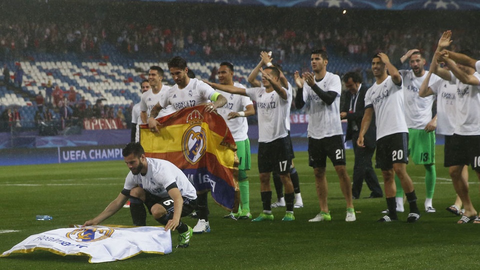 Ngôi sao Real Madrid khiêu khích CĐV Atletico sau đại chiến - 1 Nacho trải cờ Real Madrid trên mặt sân Vicente Calderon