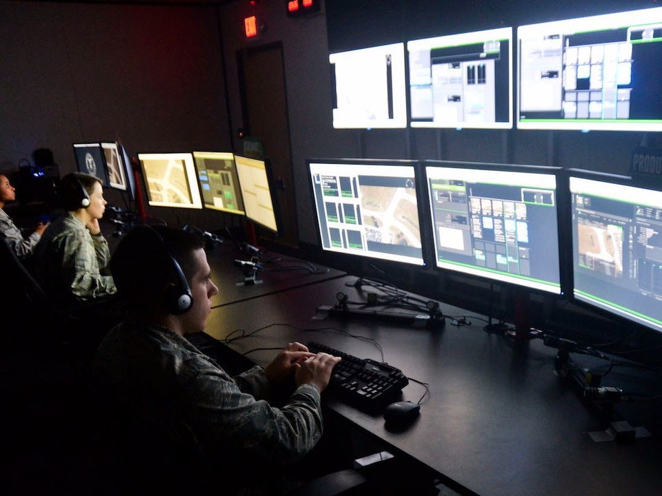 Nhân viên thuộc trung tâm tình báo hàng không và vũ trụ (NASIC) đang phân tích các dữ liệu. (Ảnh: Không quân Mỹ)