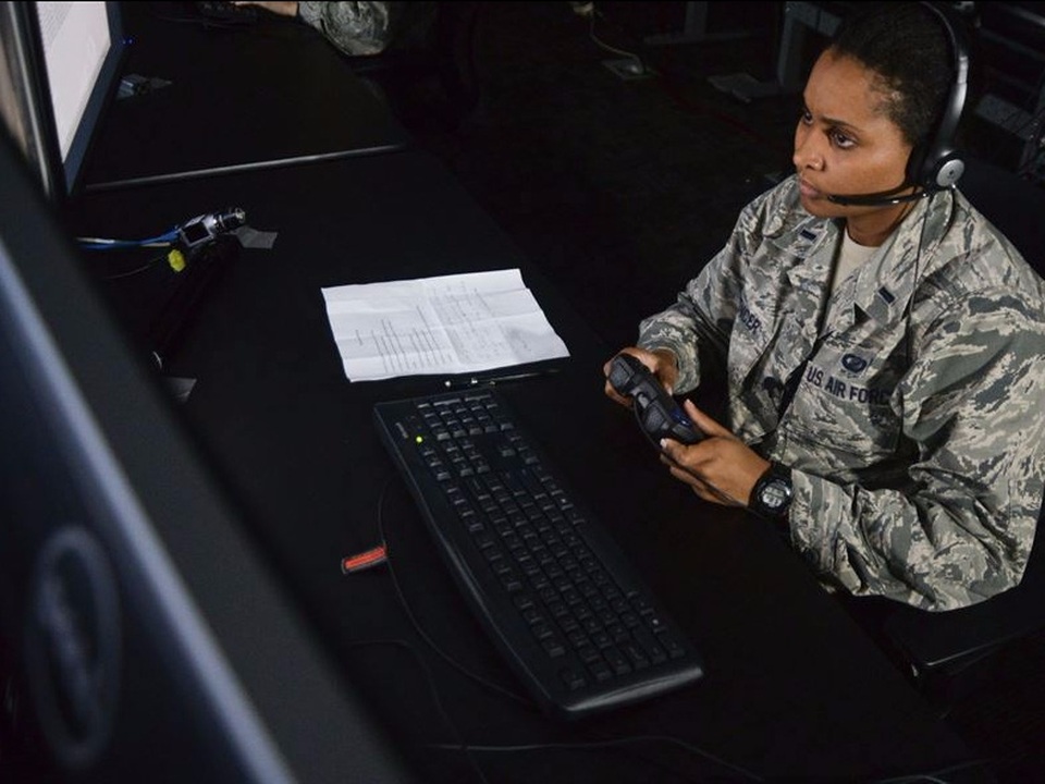 Một nữ nhân viên NACIS đang làm việc. (Ảnh: Không quân Mỹ)