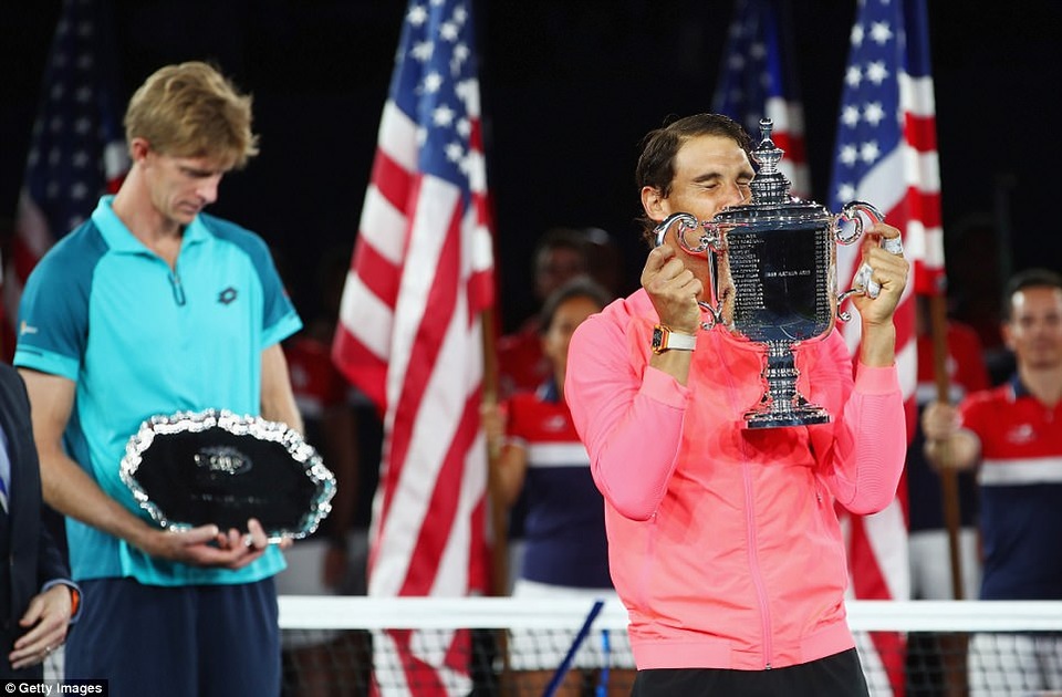 Rafael Nadal sắp san bằng kỷ lục của huyền thoại Federer - 1
Nadal ăn mừng chức vô địch Mỹ mở rộng lần thứ 3 trong sự nghiệp