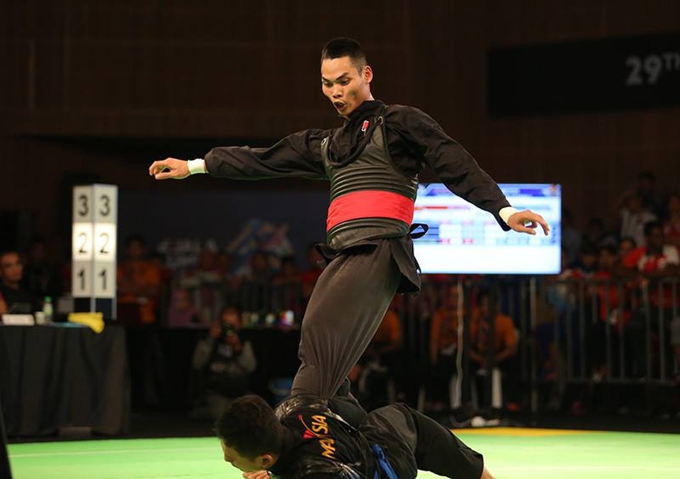 Nhật ký SEA Games 29 ngày 29/8: Pencak Silat giành ba tấm HCV - 16
Trần Đình Nam (đai đỏ) trong trận chung kết với nước chủ nhà, ảnh: Q.H