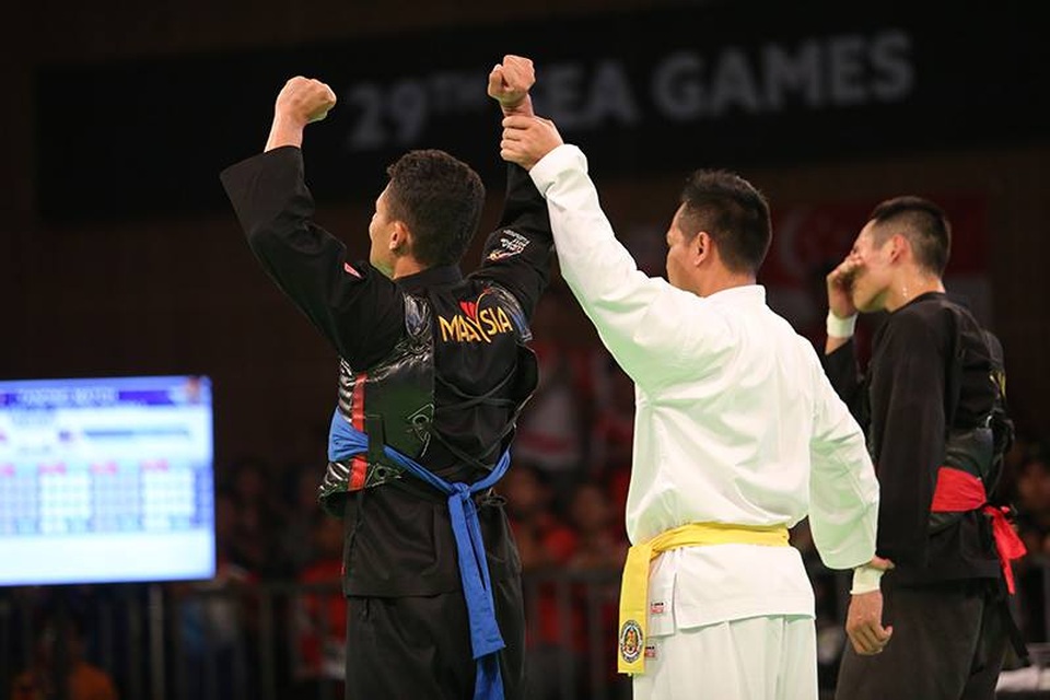 Nhật ký SEA Games 29 ngày 29/8: Pencak Silat giành ba tấm HCV - 18
Chiến thắng lại thuộc về võ sĩ của Malaysia, Nam tỏ ra khá cay đắng, ảnh: Q.H