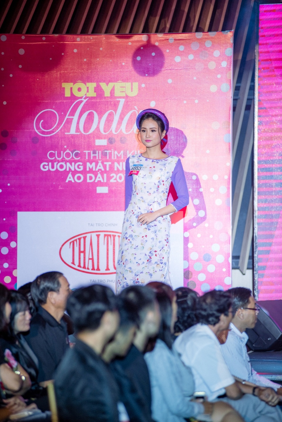 “Hot girl” áo dài bươn chải từ rất sớm - 3 “Hot girl” áo dài bươn chải từ rất sớm - 3