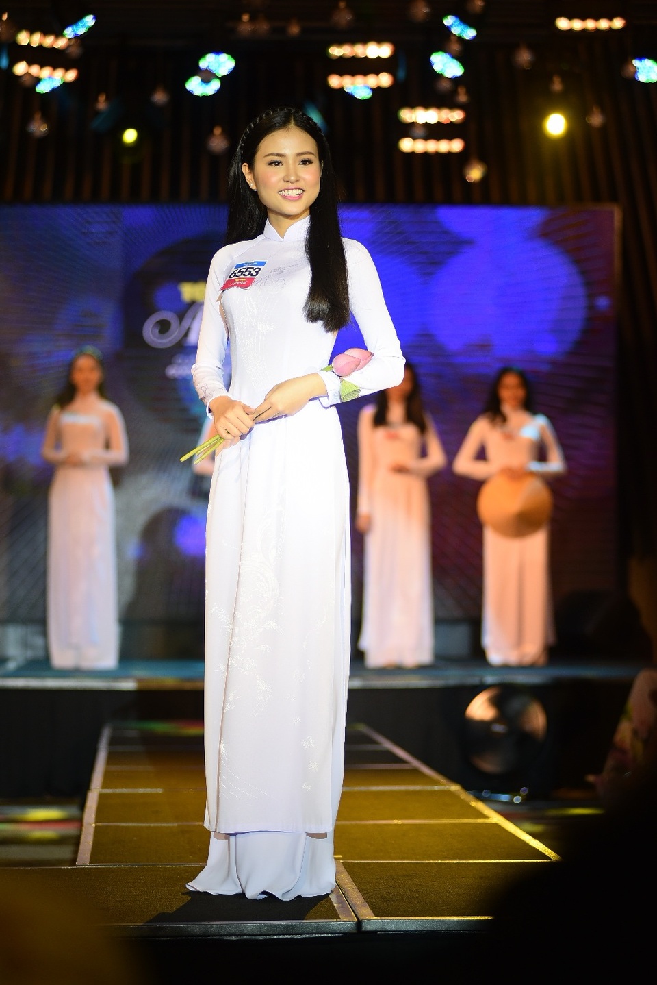 “Hot girl” áo dài bươn chải từ rất sớm - 4 Thanh Hằng có chiều cao lý tưởng 1m70 khi mới 16 tuổi