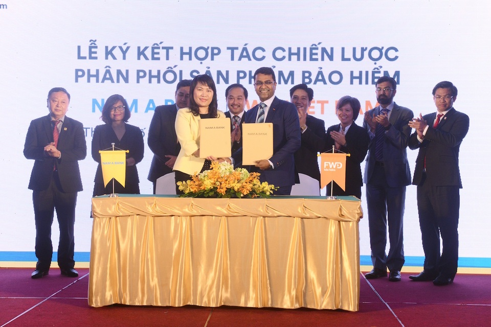 Nam A Bank và FWD ký kết hợp tác chiến lược phân phối sản phẩm bảo hiểm - 1 Bà Lương Thị Cẩm Tú – Tổng Giám đốc Nam A Bank và Ông Anantharaman Sridharan, Tổng Giám đốc FWD cùng ký kết hợp tác chiến lược phân phối sản phẩm bảo hiểm