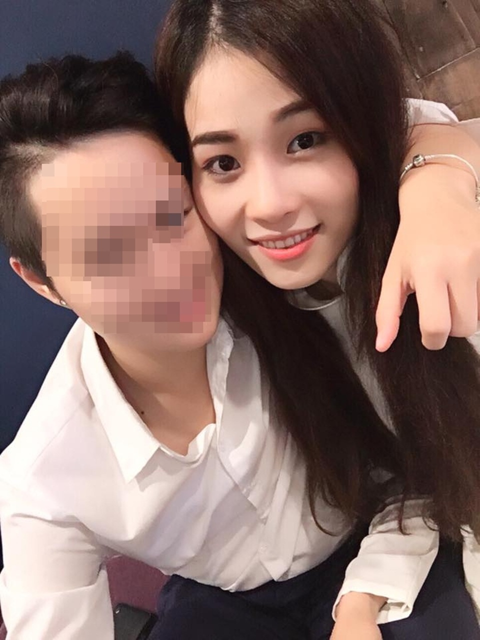 Hoa hậu Nam Em hé lộ chuyện chị gái bị người tình đồng tính đe doạ - 1
Chị gái Nam Em (phải) và người tình đồng tính thuở còn mặn nồng.