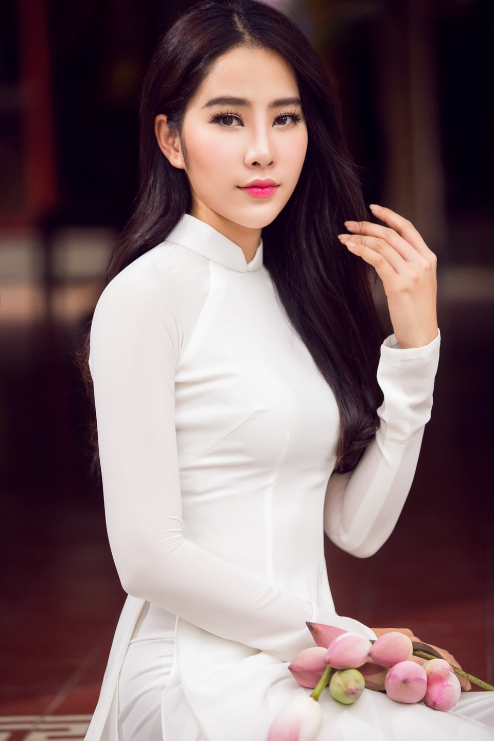 “Ảnh hậu” Trái đất Nam Em đẹp thuần khiết với áo dài trắng - 1 Nam Em đẹp tinh khôi trong tà áo dài trắng.