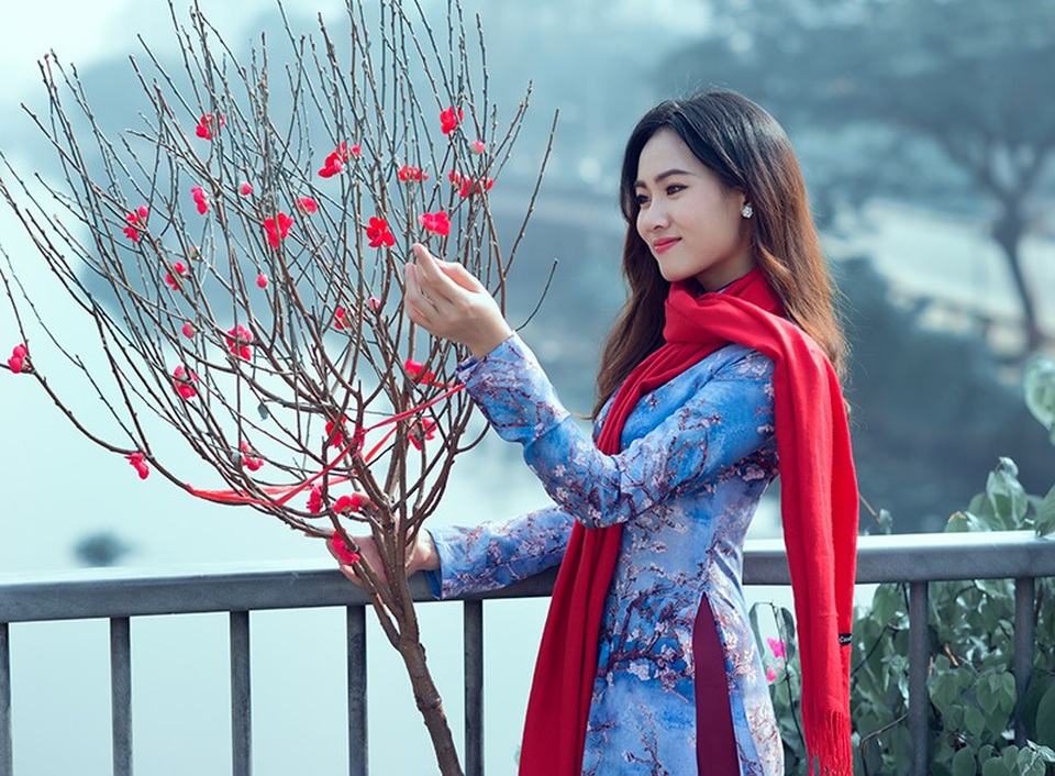 Những ngày gần Tết, Sài Gòn se lạnh cũng là lúc 9x xuống phố chụp bộ ảnh với hoa đào.