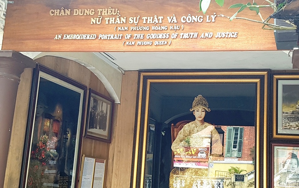 Gỡ bỏ dòng chữ “Nữ thần sự thật và công lý” Nam Phương Hoàng Hậu - 1 Dòng chữ gây phản cảm cho người dân Huế khi phong Nam Phương Hoàng Hậu là Nữ thần sự thật và công lý của XQ Việt Nam