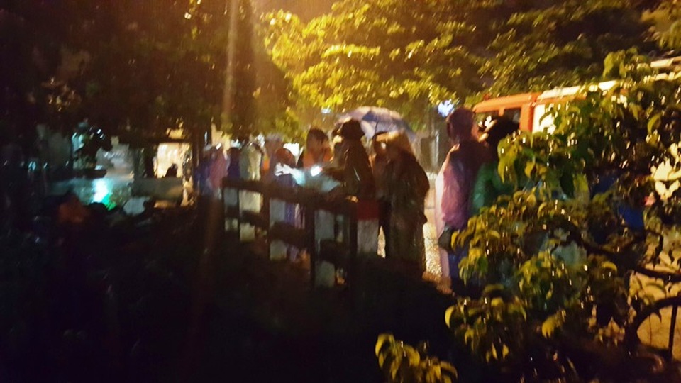 Huy động hàng trăm người, giăng lưới B40 tìm kiếm nam sinh mất tích - 4 Nhiều người dân tập trung tại hiện trường nơi em này bị cuốn