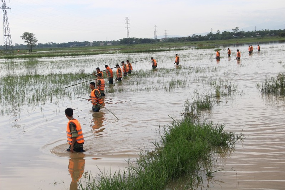 Huy động hàng trăm người, giăng lưới B40 tìm kiếm nam sinh mất tích - 2
Các chiến sĩ giăng lực lượng tìm trên các cánh đồng.
