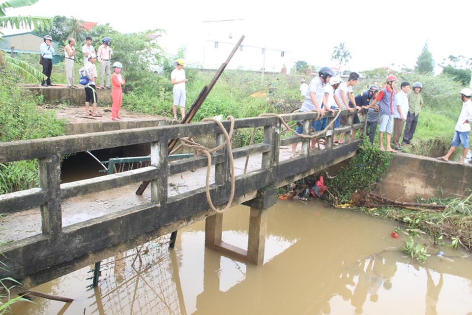 Huy động hàng trăm người, giăng lưới B40 tìm kiếm nam sinh mất tích - 1 Lực lượng chức năng dùng lưới thép ngăn tại các cống để tìm thi thể nạn nhân